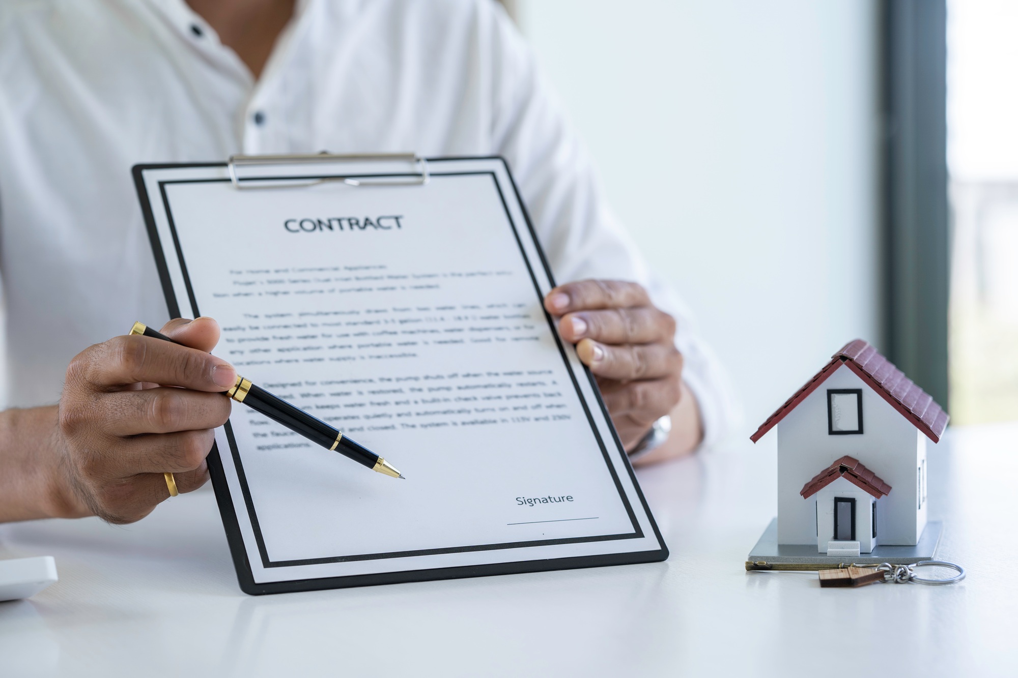 Real estate agents explain model homes to negotiate prices and documentation for customers who come
